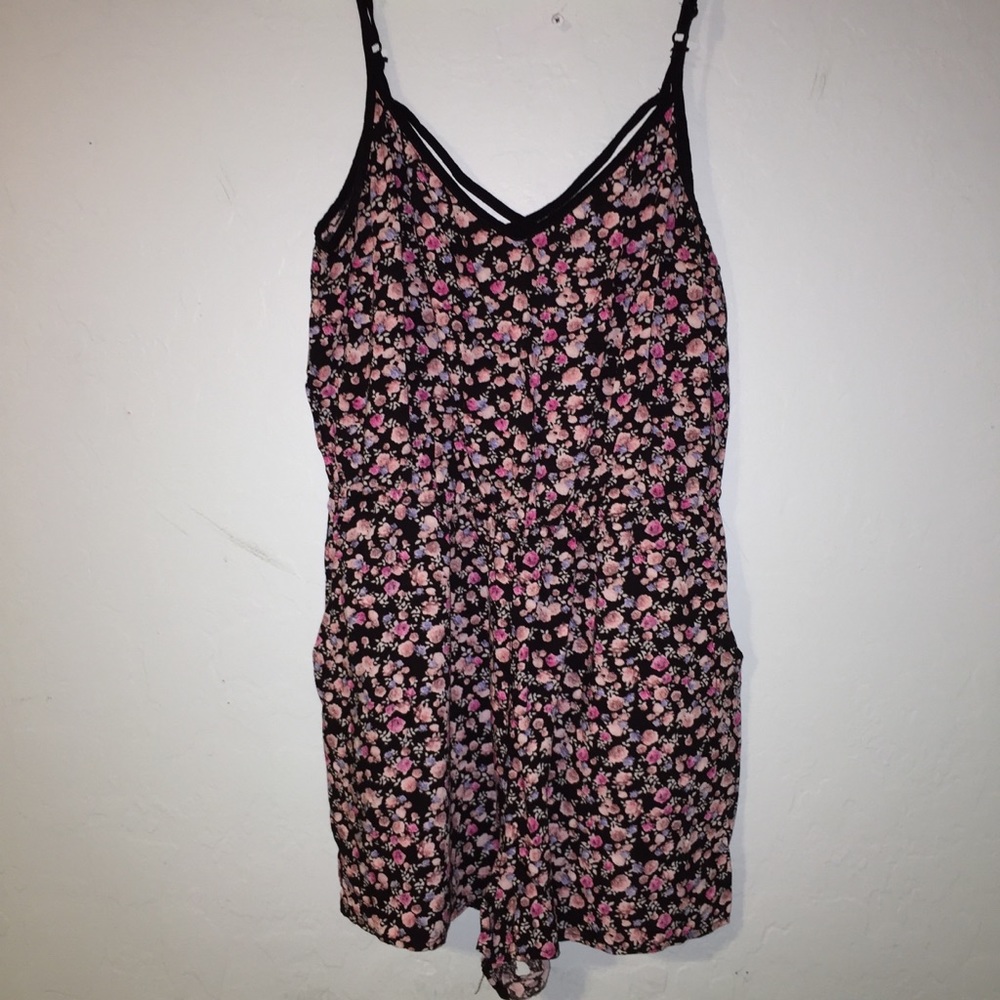 Floral patterned romper with pockets
